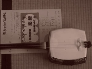 昨年12月、歌舞伎座公演の千秋楽に楽屋で写した大入り袋と商売道具と言う愛用の三味線。エルマー3.5センチF3.5で自然光で撮影。オールドレンズではモノクロで撮ることも多い