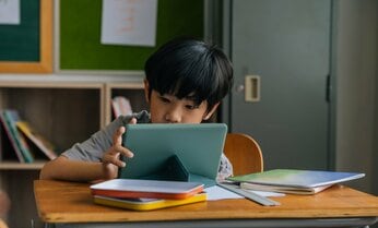 小中学校で本格導入進む「デジタル教科書」、現場の教師の“本音”は? 大転換に戸惑う声も