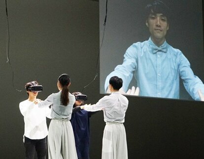 現実の世界とVRの映像が入り交じっていく (撮影/本誌・長倉克枝)