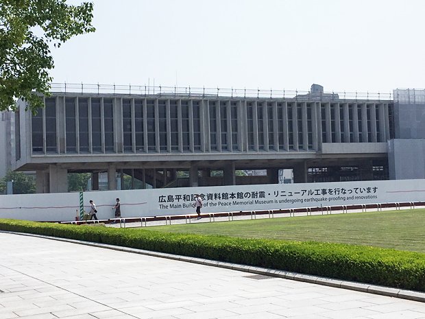 建物や展示物を大規模改修中の広島平和記念資料館本館。今夏の予定だったリニューアルオープンは、2019年春に遅れた。東館はリニューアルを終え、昨年4月に新たな展示物で開館している(撮影/山本大輔)