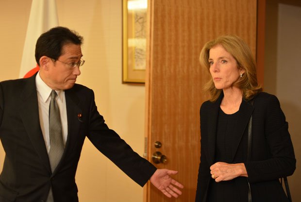 １９日深夜、外務省を訪れたケネディ駐日米大使（右）と岸田外相。明確な謝罪の言葉はなかった　（ｃ）朝日新聞社