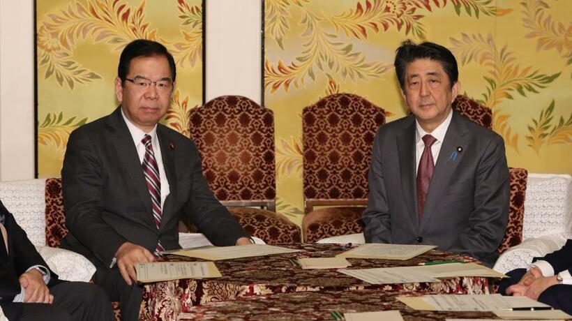 ツイッターで人気を２分する共産党の志位委員長と安倍元首相（C)朝日新聞社