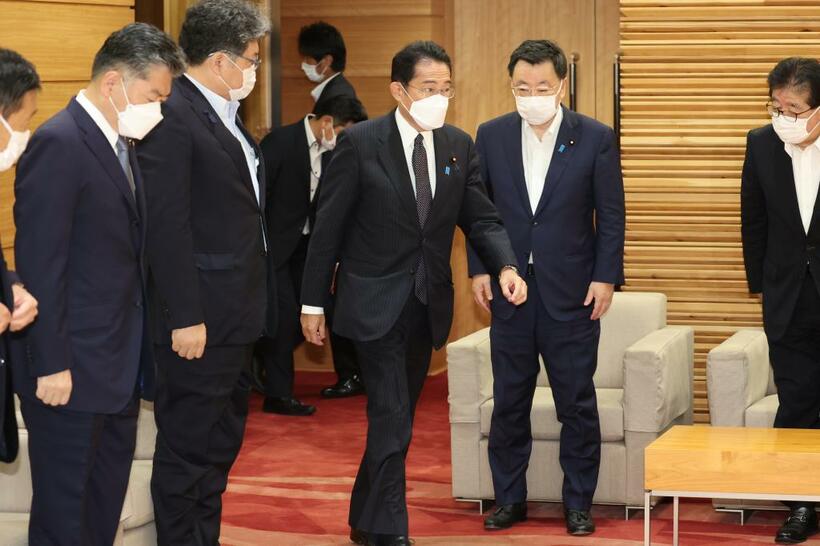 閣議に臨む岸田文雄首相。改造後はどんな顔ぶれになっているのだろうか