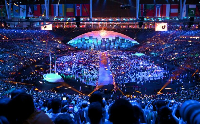 ２０１６年ブラジル・リオデジャネイロ五輪で、各国の選手たちが集まった開会式会場にともる聖火。平和の祭典に「旭日旗」は必要か　（ｃ）朝日新聞社