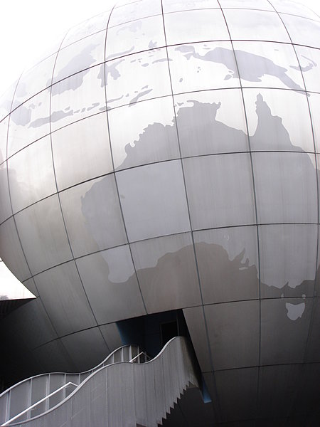 地球儀の形が目印の「湘南台文化センターこども館」