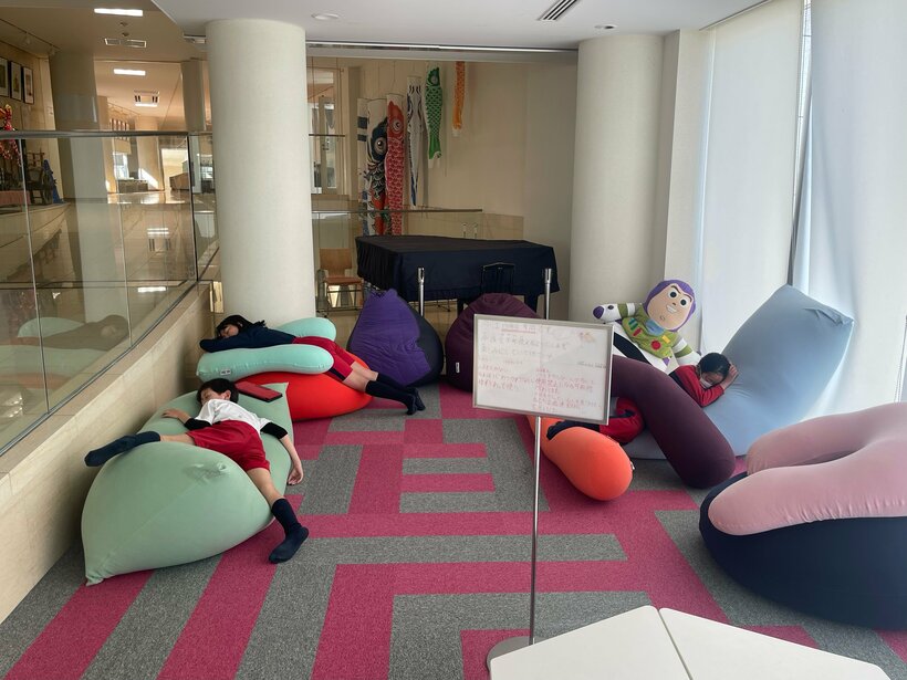 Yogiboのビーズソファで昼寝をする、さとえ学園小学校の児童