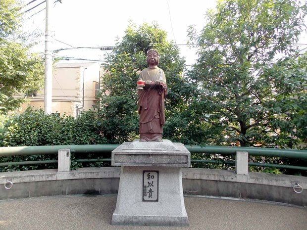 世田谷・太子堂前にある聖徳太子像。お堂に鎮座する太子像は弘法大師作と伝わっている