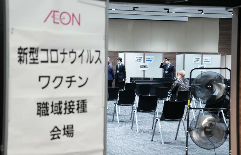 新型コロナウイルスの感染拡大を防ぐため、ワクチンの職域接種会場や劇場でも換気は徹底されている　（ｃ）朝日新聞社