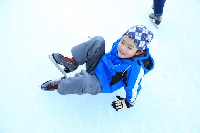 アイススケートを楽しむ際は、温かい服装と手袋を忘れずに！