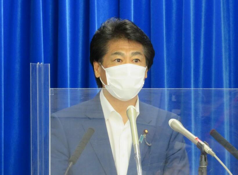 会見する田村憲久厚労相（撮影・松浦新）