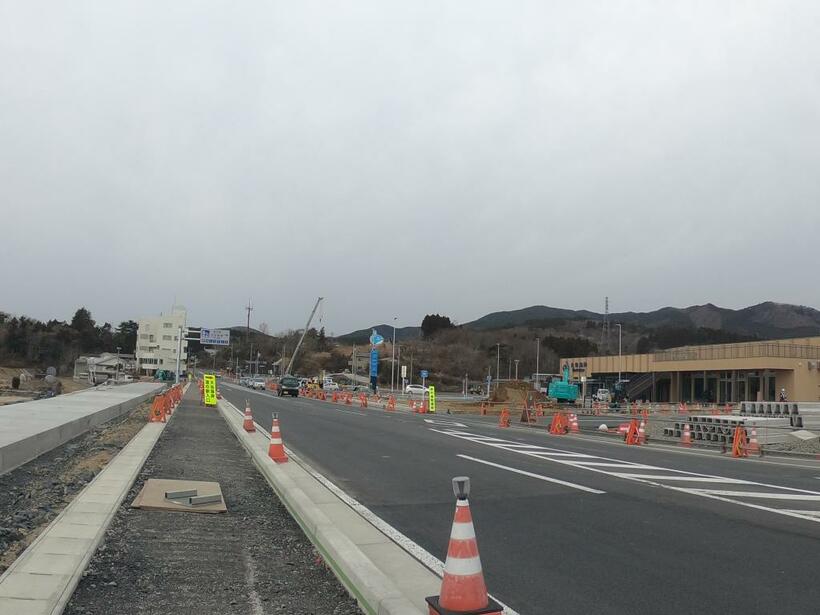 再建中の道の駅『大谷海岸』。左端らへんに見える灰色の半円形は閉ざされたJR気仙沼線のトンネル。2021年3月12日撮影（C）澤井悦郎