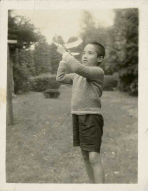 １９４２年、１１歳のころの写真。一人っ子の谷川は高名な哲学者の父・徹三と母・多喜子の愛情を一身に受けて育った（写真：東京オペラシティ　アートギャラリー提供）