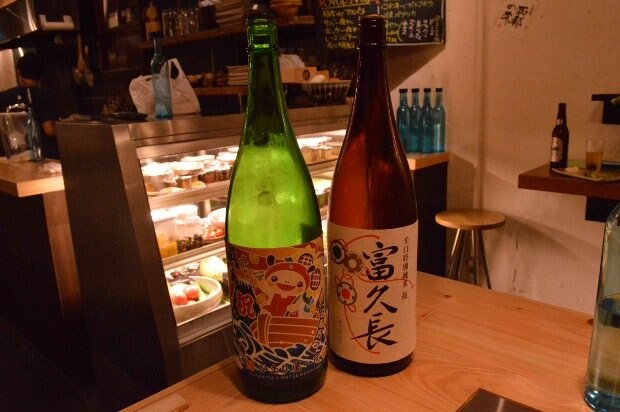 左は栃木・松井酒造の銘柄『松の寿』と「米◯」の兄弟店「ひまり屋」のコラボレーションラベル。右は広島・今田酒造本店『富久長』