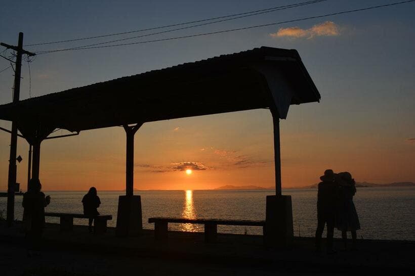 下灘駅　ＪＲ予讃線［愛媛県］／遮るものなく瀬戸内海を望み、夕暮れ時にホームのベンチが海に浮かび上がる光景はまさに絶景