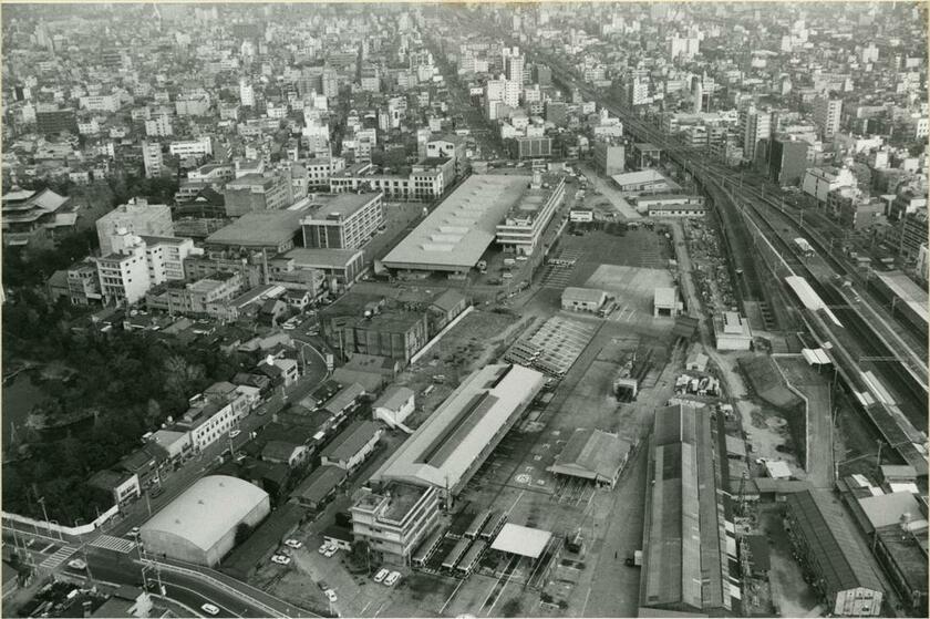 西側（秋葉原寄り）から見た1980年の両国駅。右側に上下あるのが総武本線両国駅。その左が両国駅操車場の跡地で、当時は国鉄ハイウェイバスの車庫になっていた。さらに左の森は旧安田庭園。手前のバスがずらりと並ぶ辺りが現在の両国国技館。奥の駐車場が江戸東京博物館に生まれ変わった（C）朝日新聞社