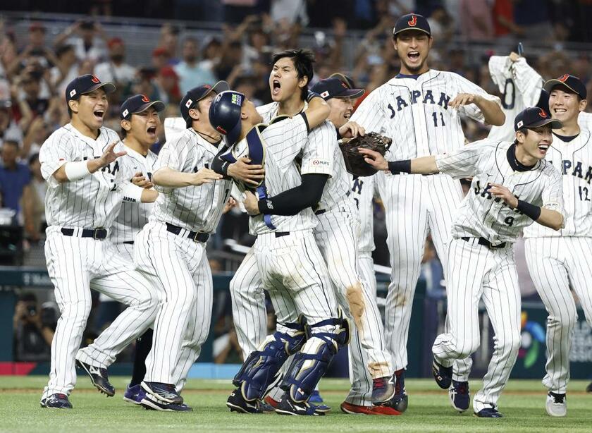 14年ぶりの優勝を決めた瞬間、大谷翔平と中村悠平（ともに中央）が抱き合い、選手たちが歓喜の輪をつくった（写真：USA TODAY Sports/ロイター/アフロ）