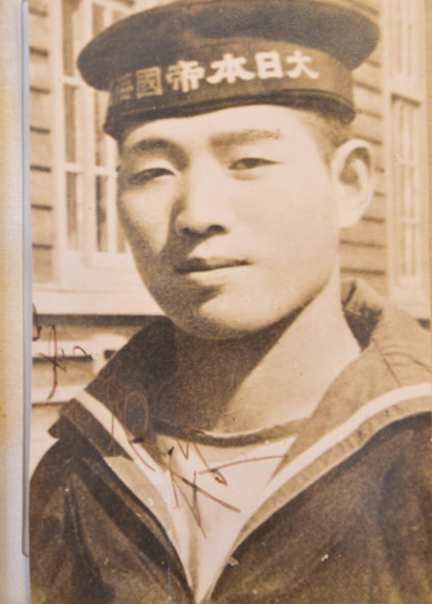海軍帽をかぶった父・古本石松さんの22歳当時の写真。母の死後、和だんすの中に裏返しに入っていたのを見つけた(photo 藤岡美千代さん提供)