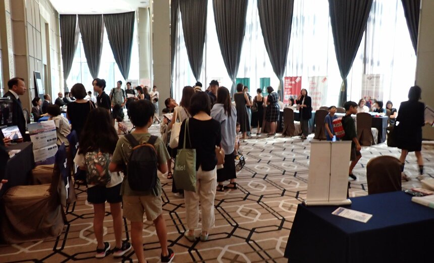 国際教育フェア・マレーシア会場。日曜日で親子での参加も目立った。
