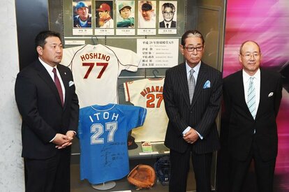 野球殿堂記者発表で撮影に応じる(左から)ロッテの伊東勤監督、楽天元監督の星野仙一氏、元大洋投手の平松政次氏=竹花徹朗撮影 (c)朝日新聞社