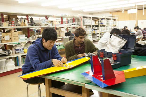 金沢工業大学学生が自由に使える金沢工業大学の「夢考房」からはこれまでも、ソーラーカーや義手などさまざまなプロジェクトが巣立っていった（撮影／藤岡みきこ）