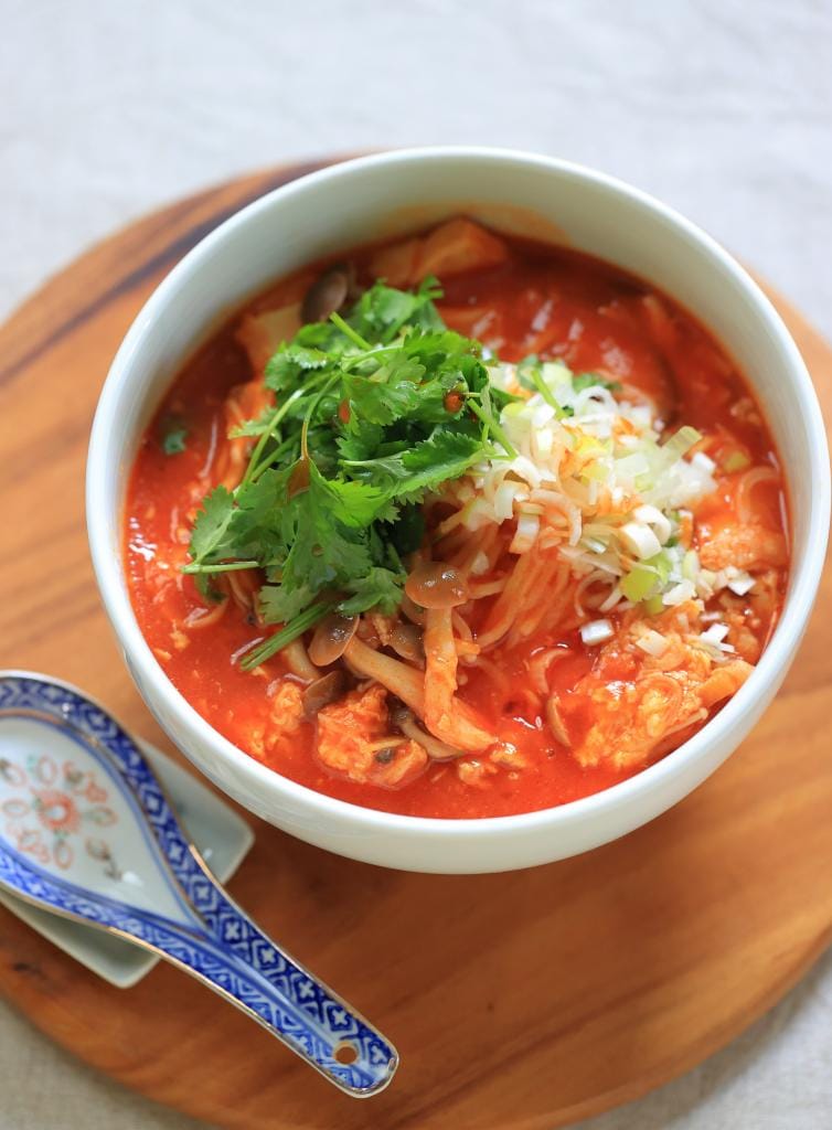 トマト風味の酸辣湯麺　 （撮影／写真部・松永卓也）