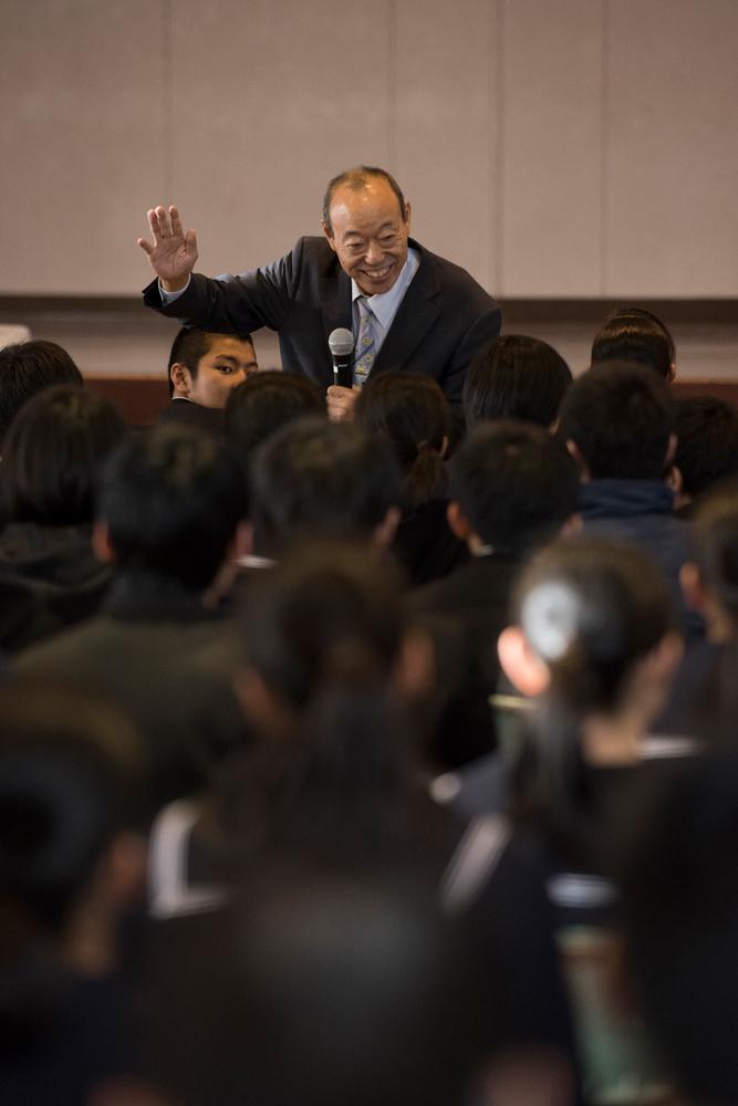 和田への講演依頼は次から次へと舞い込む。昨年１１月には秋田市立飯島中学校で「気象災害から命を守る」をテーマに講話。生徒の一人、石井良果（はるか、１４）は、「授業で気象を勉強しているところ。とても興味深い話が聞けた」（撮影／工藤隆太郎）