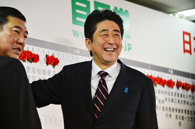 報道陣の求めに応じ、少しだけ笑顔を見せた安倍次期首相　（c）朝日新聞社　＠＠写禁
