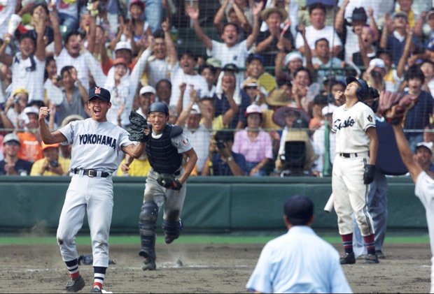 史上５校目の春夏連覇を成し遂げた横浜の松坂大輔と、天を仰ぐ京都成章・田中勇吾＝1998年撮影　（ｃ）朝日新聞社