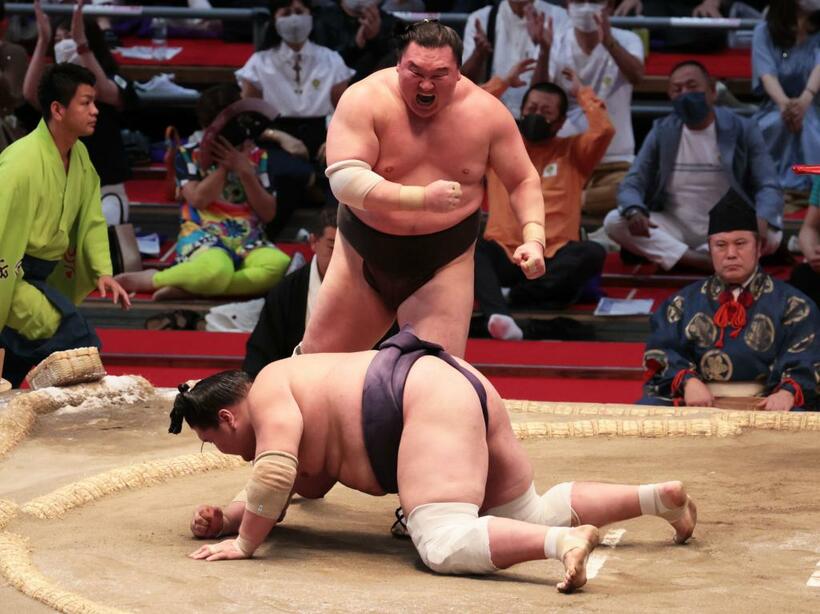 ６場所連続で休場していた白鵬は名古屋場所千秋楽で照ノ富士との全勝対決を制し、優勝した。「右ひざがぼろぼろで、この一番にすべてをかけた」（ｃ）朝日新聞社