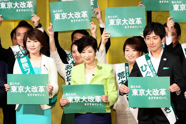 ６月１日に都内で開かれた都民ファーストの会の総決起大会。小池百合子代表は、公認予定者とともに、党のスローガンをアピールした　（ｃ）朝日新聞社