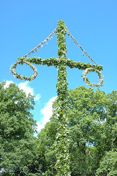 スウェーデンの夏至祭の象徴「マイストング」