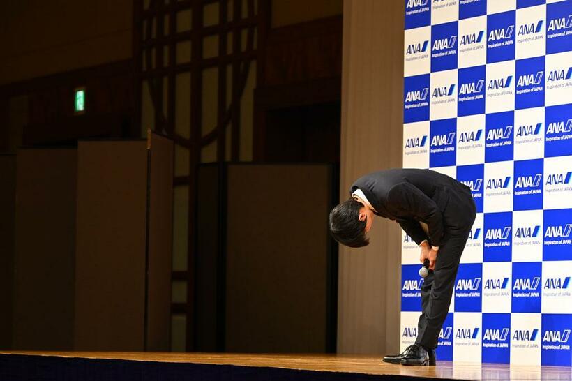 プロ転向表明会見の最後は、深く頭を下げた（撮影／写真映像部・東川哲也）