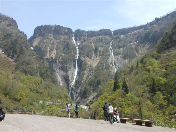 ハンノキ滝（左端）と、雨季には“ソーメン滝”となる小さな滝