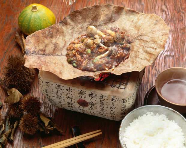「朴葉味噌」は、飛騨地方の郷土料理で、殺菌作用のある朴葉を火の上であぶり、その上に肉類やキノコを乗せて味噌で味付けしたものだ（※イメージ写真）