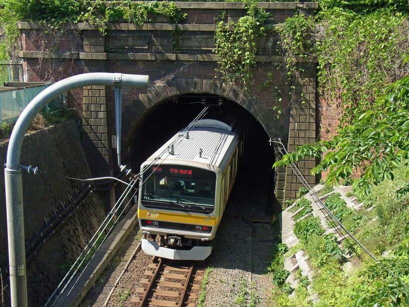 中央緩行線下り列車が走る、レンガ造りの残る御所トンネル（写真／ｐｈｏｔｏｌｉｂｒａｒｙ）