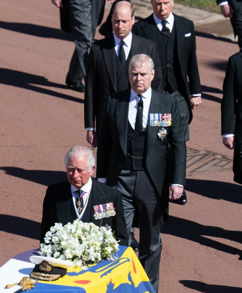 父親であるエディンバラ公フィリップ殿下の葬儀に参列するアンドルー王子（前から２人目）とチャールズ皇太子（一番前）／２０２１年４月１７日（写真：ｇｅｔｔｙｉｍａｇｅｓ）