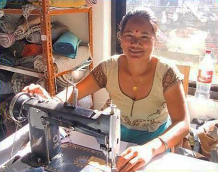 縫製作業の様子。「認定NPO法人シャプラニール＝市民による海外協力の会」提供
