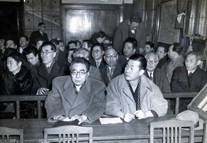 1952年、チャタレイ事件判決公判に傍聴席に並ぶ文士たち。前列右から林房雄、坂口安吾、2列目右から2人目に青野季吉、同3人目に中野好夫の各氏　（ｃ）朝日新聞社