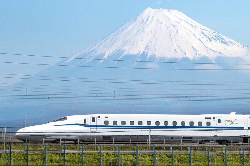 盛り土の上に敷かれた線路を走行中の東海道新幹線「のぞみ」 ( photo JR東海提供)
