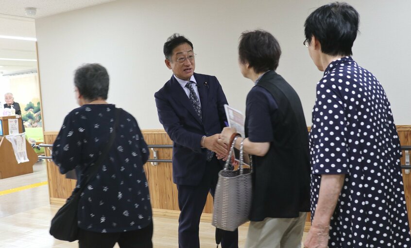 地元の有権者と話す掘井議員