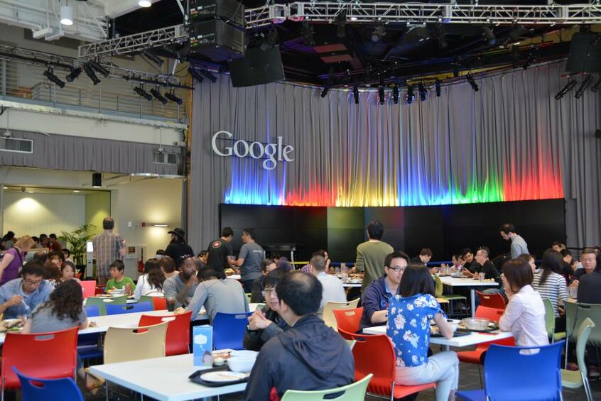 グーグルの社員食堂。同社の従業員は経営陣の方針に反対することもある (c)朝日新聞社