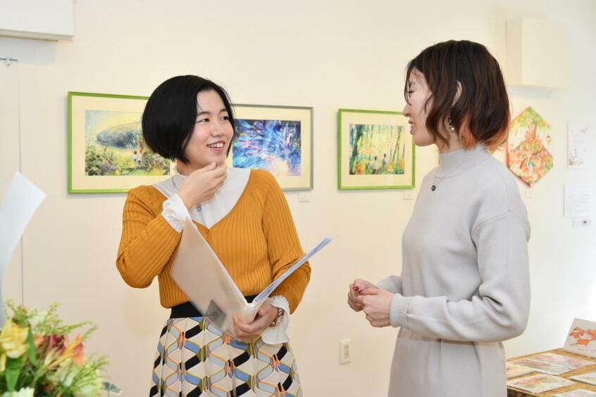 作品のカバー挿画を手掛けるイラストレーター名司生(なつき)の個展で。「ボローニャ国際絵本原画展」に入選したこともある名司生の挿画は、自分の世界観を巧みに描き出してくれると信頼を寄せる(撮影/掛祥葉子)