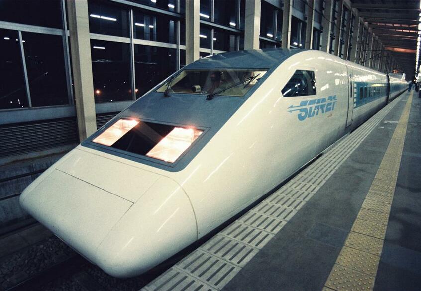 「STAR21」の新潟寄り先頭車・953―5号車。横幅いっぱいに平坦なくさび形が特徴(C)朝日新聞社
