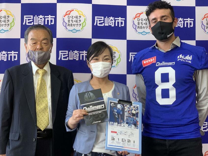左から鍜次茂GM/稲村和美・尼崎市長/QBギャレット・サフロン(筆者撮影/山岡則夫)