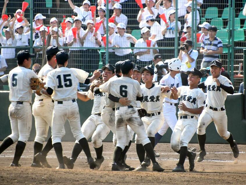 折尾愛真はユニホームを忘れるハプニングを乗り切った (c)朝日新聞社