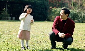 〈皇室の子どもたち〉皇族の「こども」時代が可愛い! タコに夢中の愛子さま 絆創膏だらけのひざに、雅子さまもホロリ