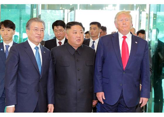 6月30日、南北軍事境界線にまたがる板門店で対面したトランプ米大統領、金正恩朝鮮労働党委員長、文在寅・韓国大統領(手前右から)=労働新聞ホームページから
