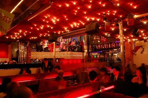 写真・図版(1枚目)| 『白いばら』元店長が語る キャバレーは、高級クラブやキャバクラと何が違うのか