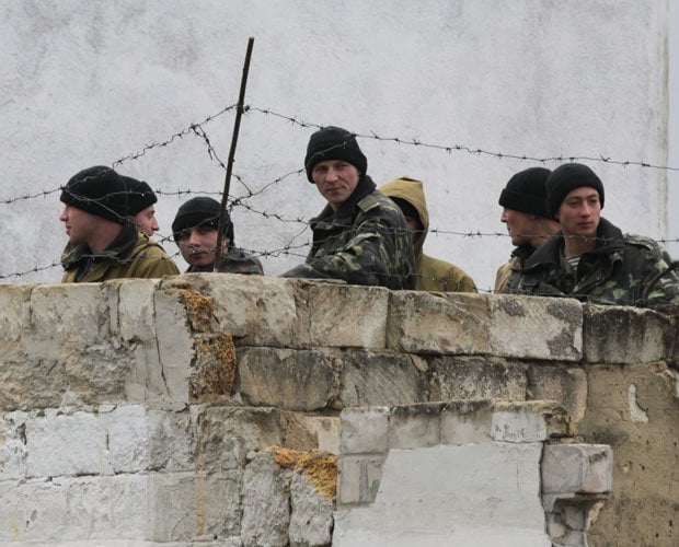 ３月２０日午前、クリミア自治共和国のシンフェロポリ近郊で、投降を迫られるウクライナ軍の兵士たち。基地内からロシア軍が取り囲む外を眺めていた　（c）朝日新聞社　＠＠写禁