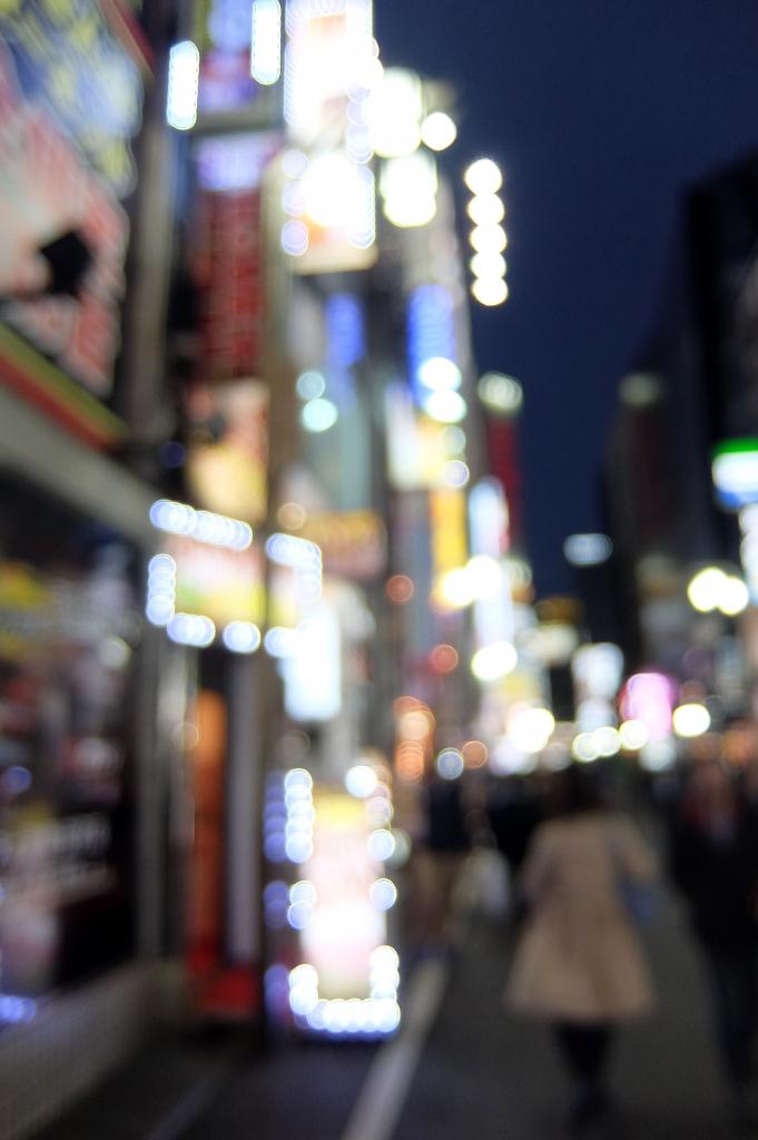 かつても今も東京・新宿は不夜城。歌舞伎町には店舗型のイメクラが今もある＝２０１８年１１月